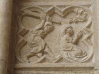 Lyon, Cathedrale St-Jean apres renovation, Portail, Plaque gravee, Homme assomant une femme